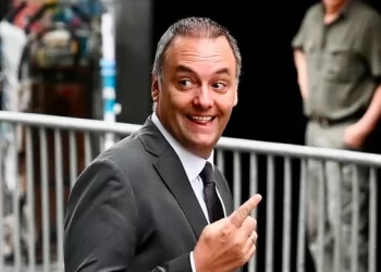 Adorni lanza una campaña atípica en CABA: sin recorridas, con motosierra y foco en achicar el Estado