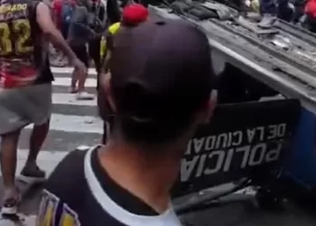 Condenaron a un barra de All Boys por volcar un patrullero durante una protesta