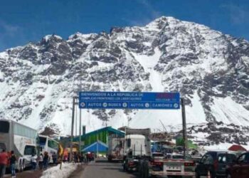 Éxodo de argentinos a Chile por Semana Santa dispara ventas y tensa a trabajadores del comercio