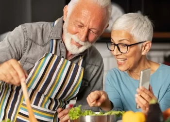 ¿La receta para vivir 100 años? Un médico revela la dieta que puede ayudarte a lograrlo
