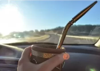 Multas por tomar mate al volante: hasta $420.000 en algunas provincias