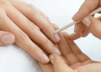 Invierno 2025: los tonos neutros reinan en la manicura y desplazan a la clásica francesita