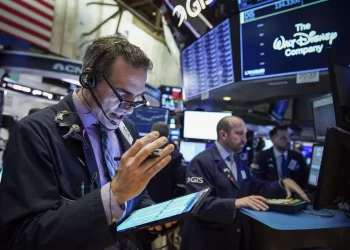 Impacto global: caen las bolsas y sube el petróleo tras el ataque de Israel a Irán