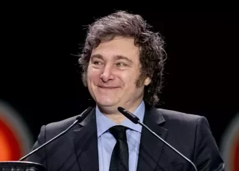 Milei vuelve al país y acelera la firma de decretos clave antes del vencimiento de la Ley Bases