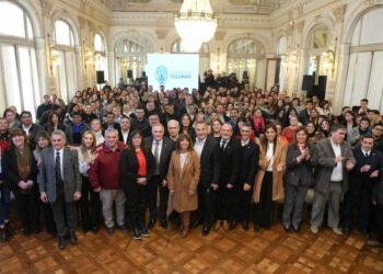 Titularización docente y desconexión digital: Jaldo firmó cuatro proyectos clave para la educación tucumana