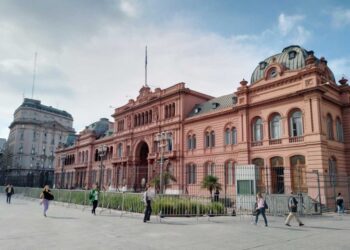 El Gobierno modificó el Presupuesto 2025 vía DNU y asignó más recursos a salarios, subsidios y funcionamiento