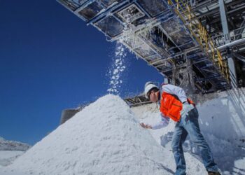 El Gobierno aprobó millonaria inversión minera para explotar litio en Salta bajo el régimen RIGI
