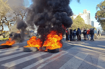 Corte en avenida Mate de Luna por protesta de trabajadores municipales