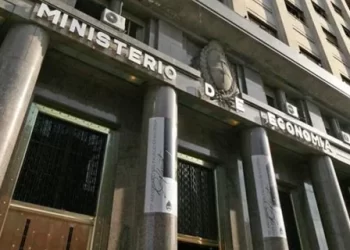 El gasto público primario cayó 2,4% interanual en junio pese al aumento en jubilaciones y asignaciones