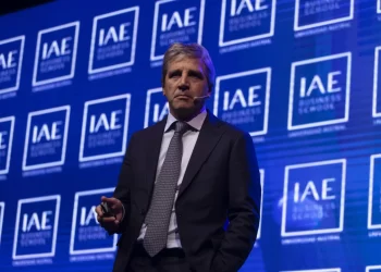 “Si te parece barato, comprá, campeón”: el dólar saltó $70 en una semana tras la frase de Caputo y crece la incertidumbre