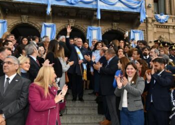 Tucumán inicia los actos por el Día de la Independencia con el izamiento de la bandera y un desfile cívico-militar