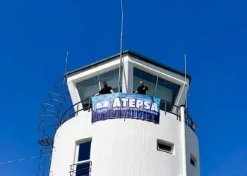 El Gobierno advierte que el paro de controladores aéreos deberá garantizar un 45% del servicio