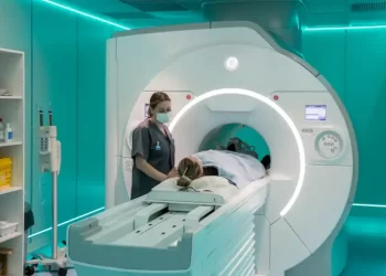 Alzheimer: cómo funciona la nueva terapia con luz desarrollada por investigadores