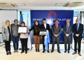 Tucumán reconoció al joven nadador Álvaro Contreras, representante argentino en torneo internacional en Dubái