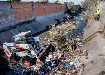 San Miguel de Tucumán avanza con tareas de limpieza y recuperación de canales pluviales