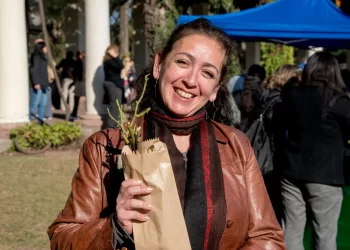 Un pedacito del Rosedal en cada hogar: cientos de vecinos recibieron esquejes para reproducir rosales