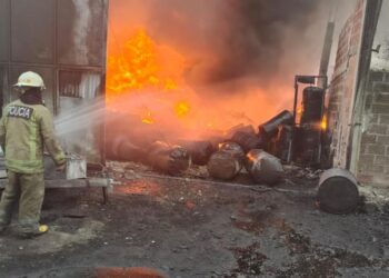 Incendio en un galpón de aceite industrial en Los Chañaritos: tres casas afectadas y un herido