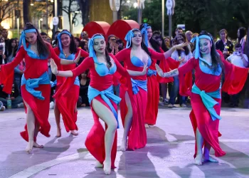 Más de 300 jóvenes celebraron la primavera con danza en Plaza Independencia