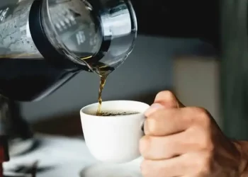 Café con limón: los expertos desmienten el mito sobre su efecto para bajar de peso