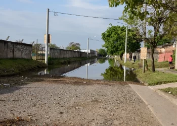 El Municipio avanza con obras de limpieza de un canal en calle Thames para evitar anegamientos