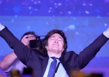 Milei con la motosierra recortó $50 billones en estos dos años y va por más