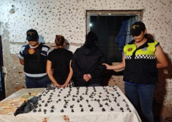 Sorprenden y detienen a dos personas que comercializaban estupefacientes en la vía pública