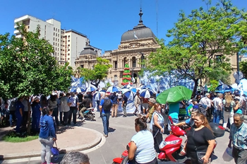 Distintos gremios de la CGT se movilizan en la Plaza Independencia contra la reforma laboral