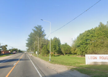 Trágico final de un motociclista que fue embestido por dos autos en la localidad de León Rougés